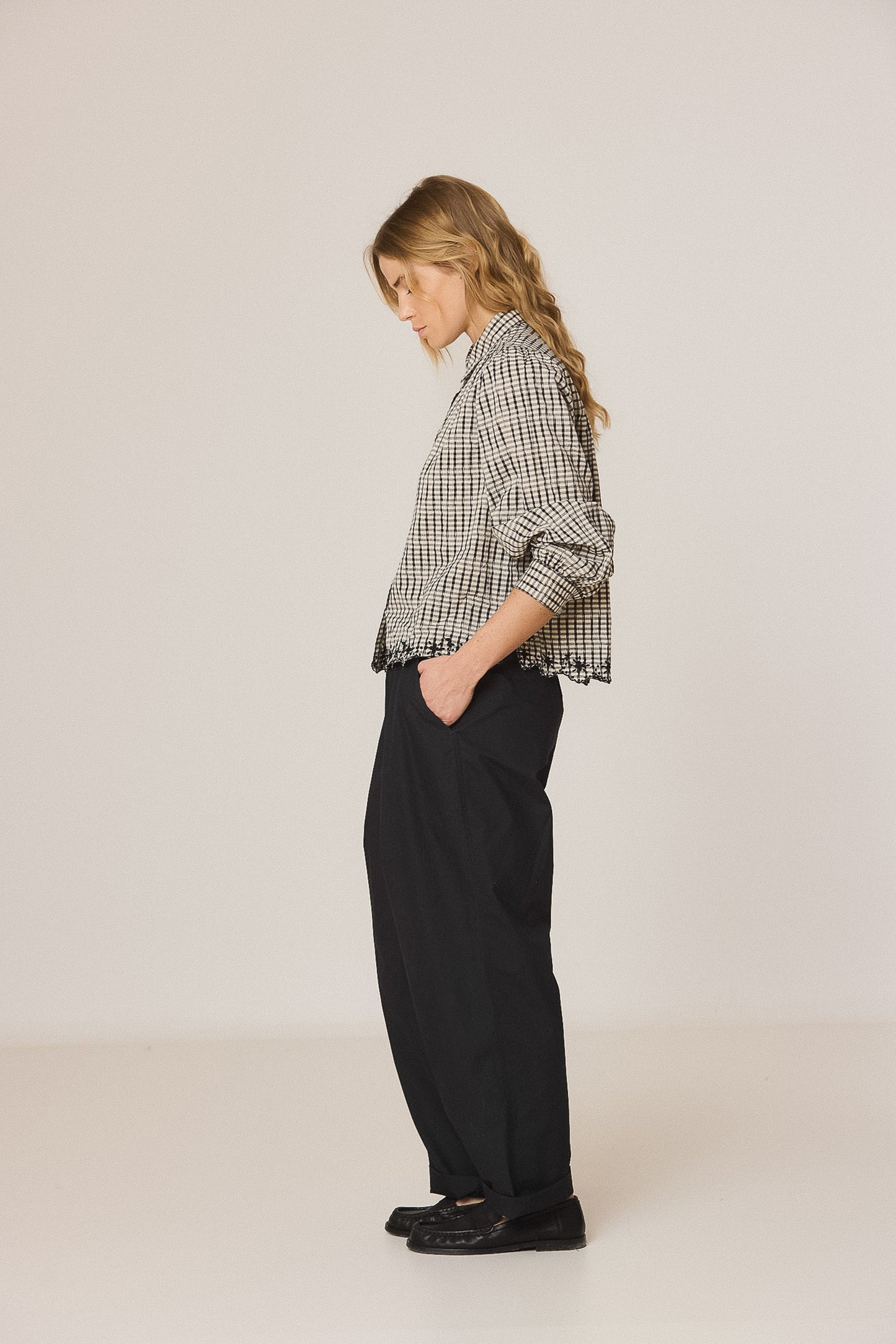 CONTRAST-EMBROIDERY SHIRT