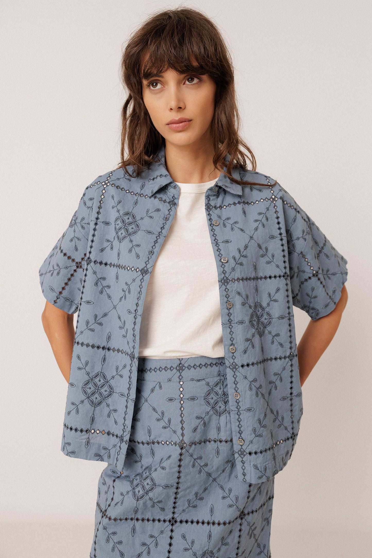 [CL] MIA PERFORATED-EMBROIDERY SHIRT