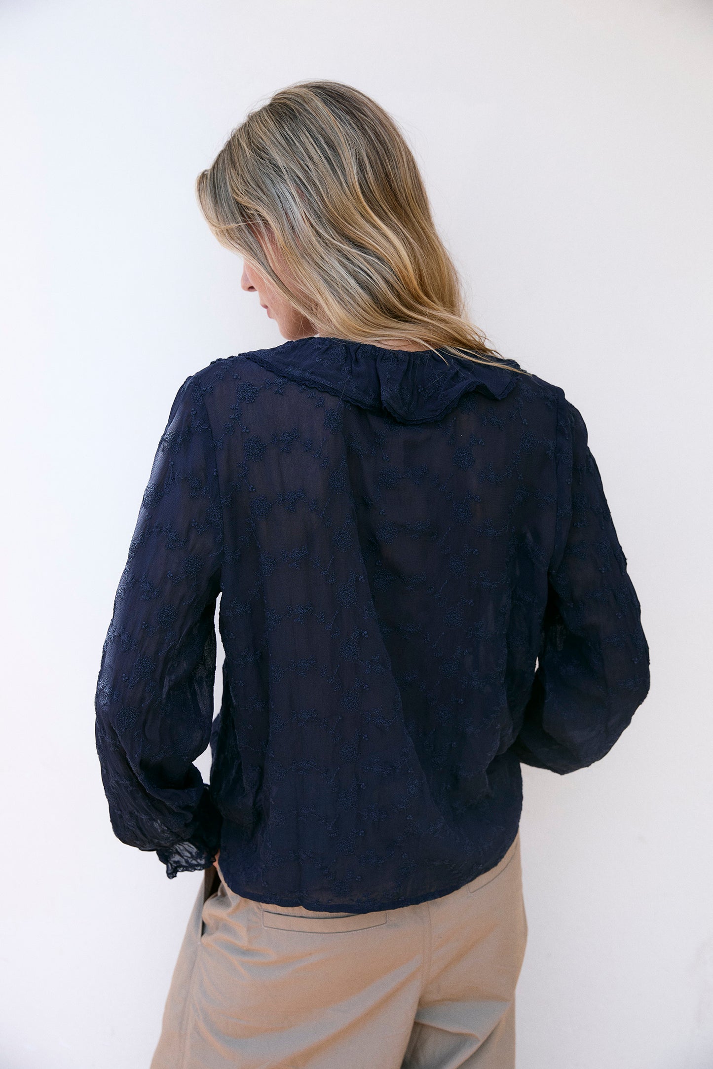 CAMISA ROMÁNTICA BORDADA VOLANTES