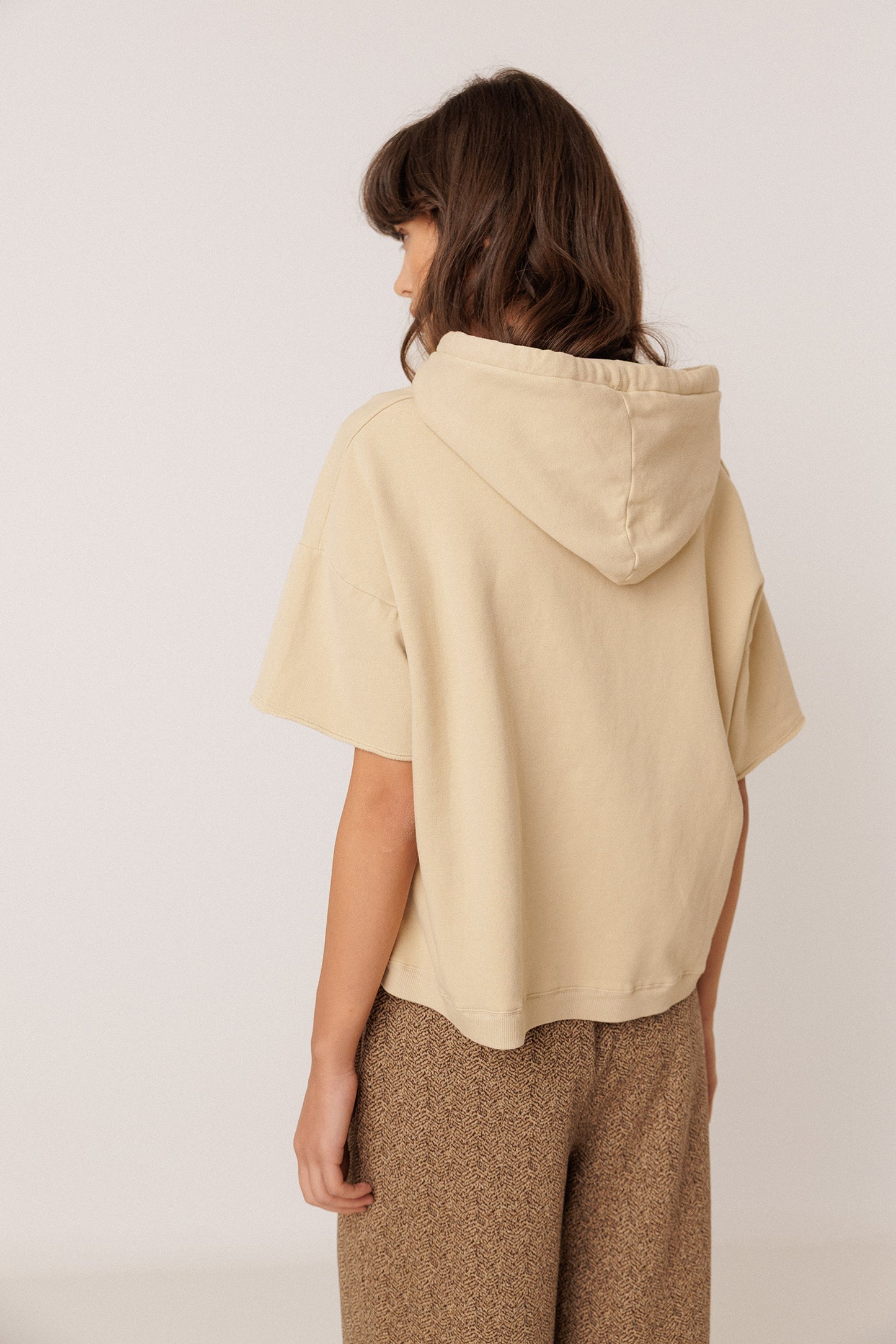 SUDADERA CON CAPUCHA MANGA CORTA