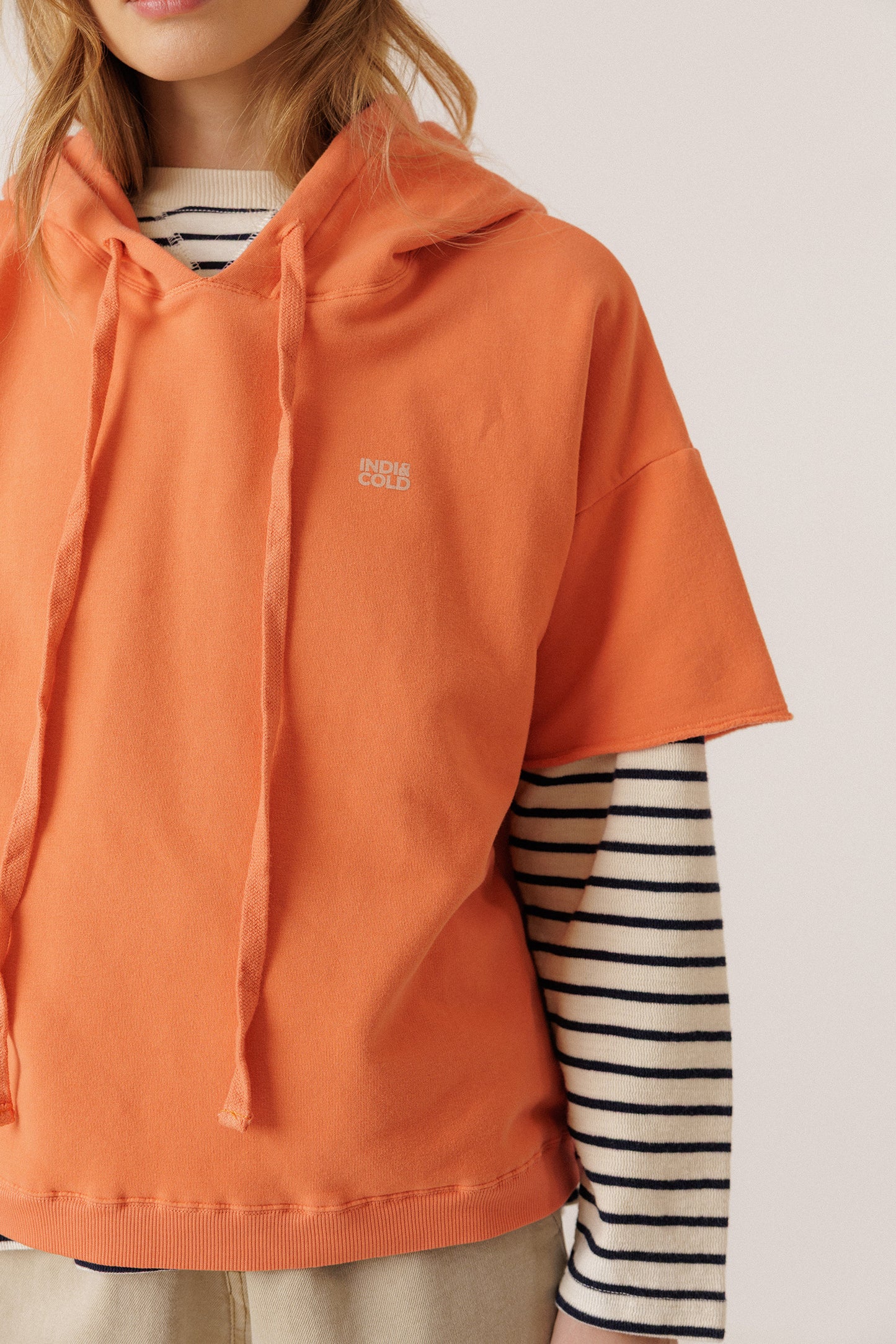 SUDADERA CON CAPUCHA MANGA CORTA