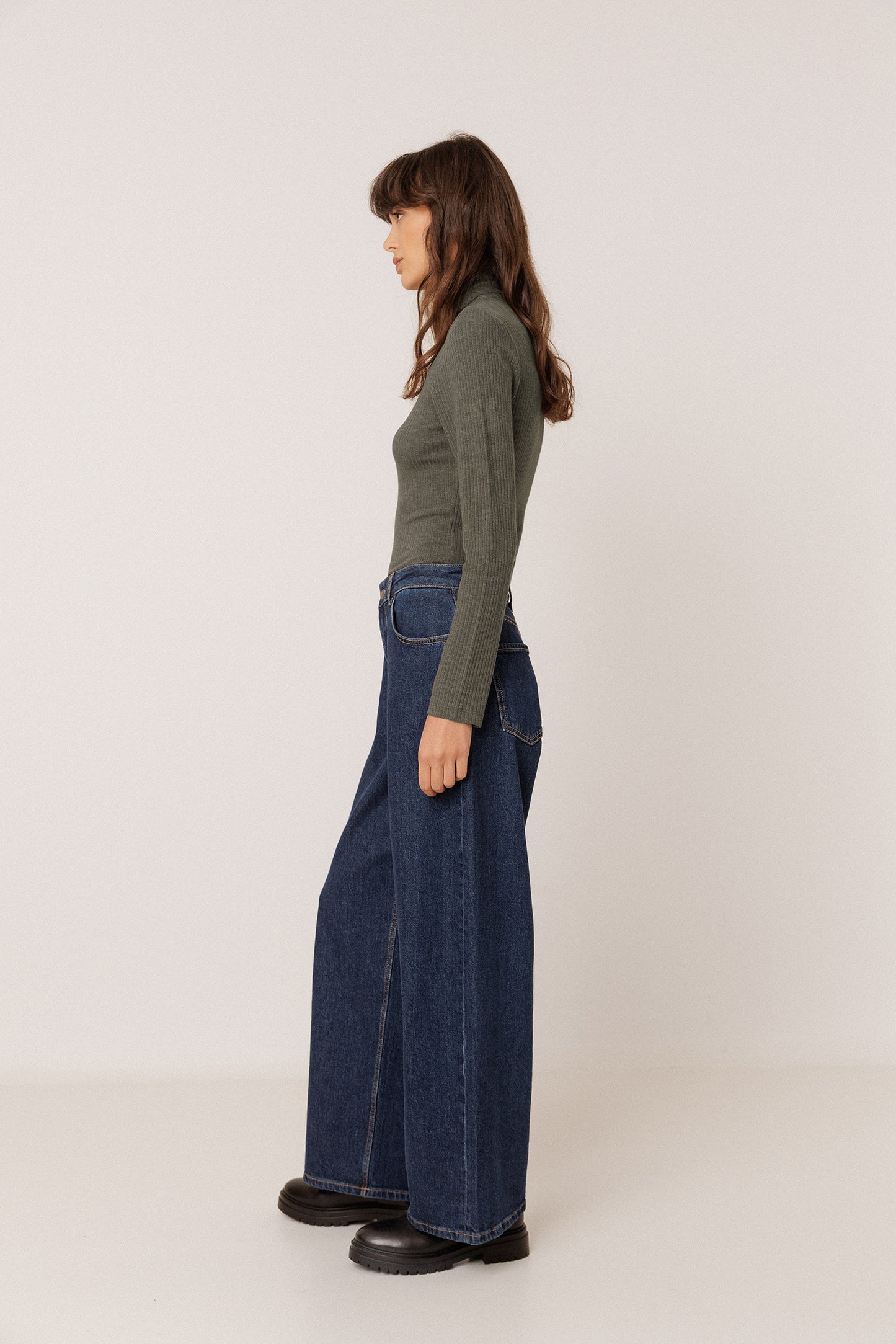 FITTED RIBBED T-SHIRT