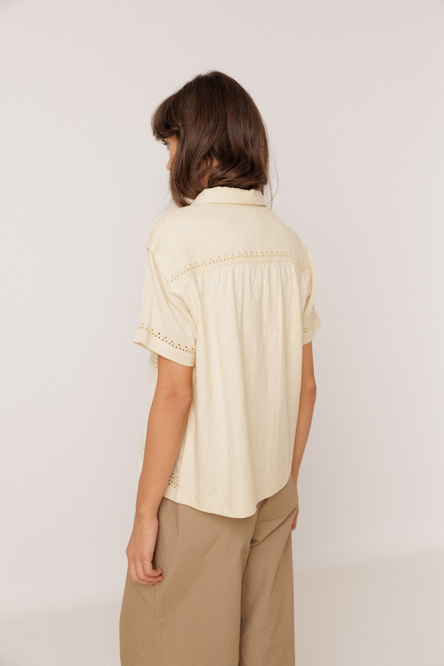 CAMISETA COMBINADA BORDADOS