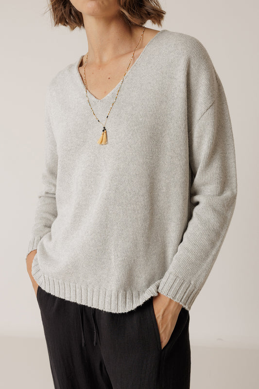 [CL] PLUNGE-NECK SWEATER 1