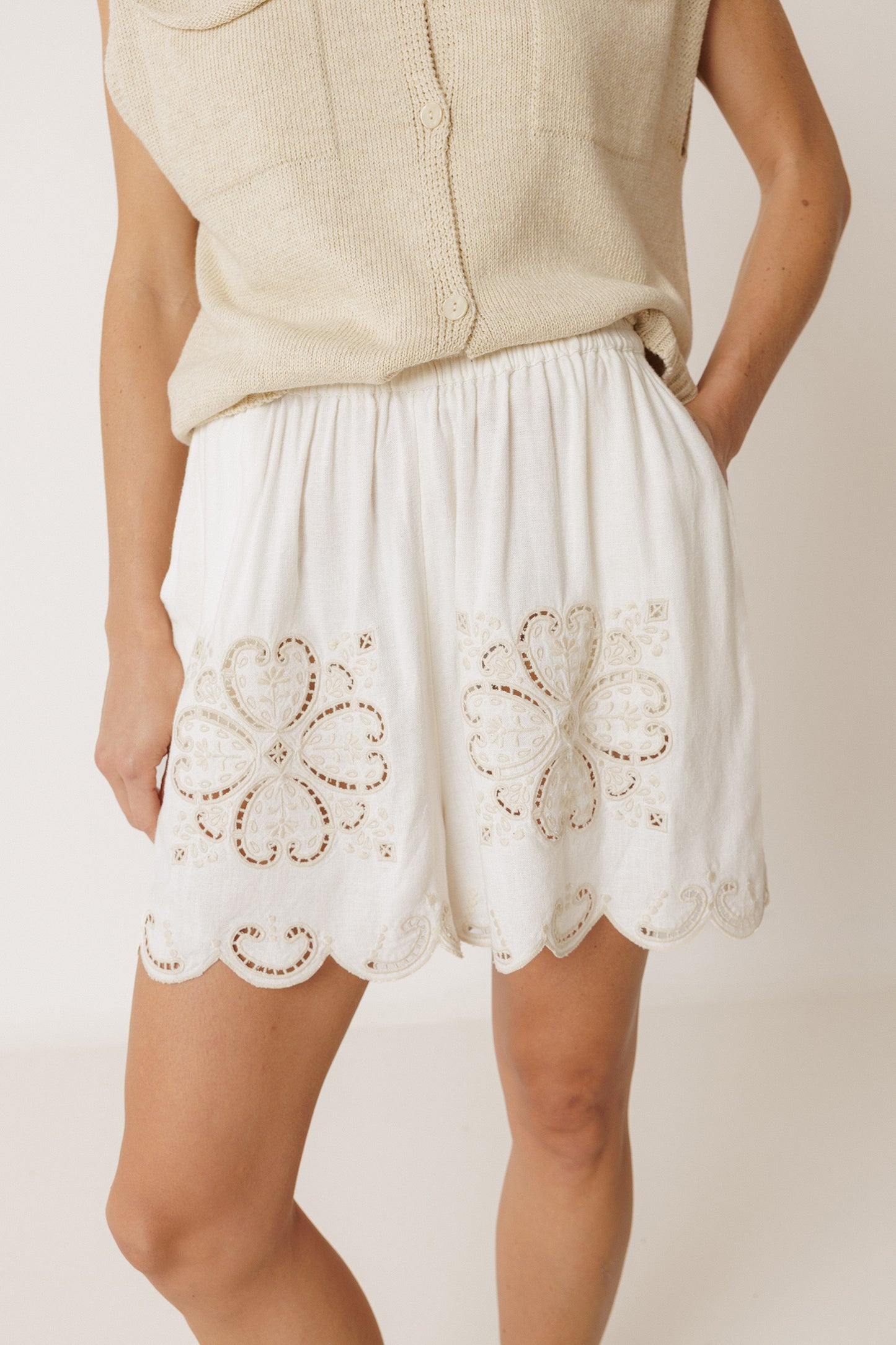 SHORT BORDADO ONDAS