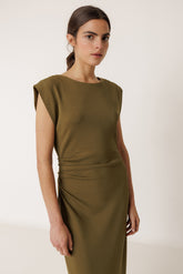 ROBE CINTRÉE À PLIS