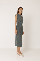 ROBE CINTRÉE À PLIS