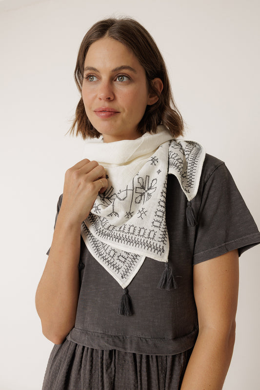 [CL] ETHNIC-EMBROIDERY SCARF 1